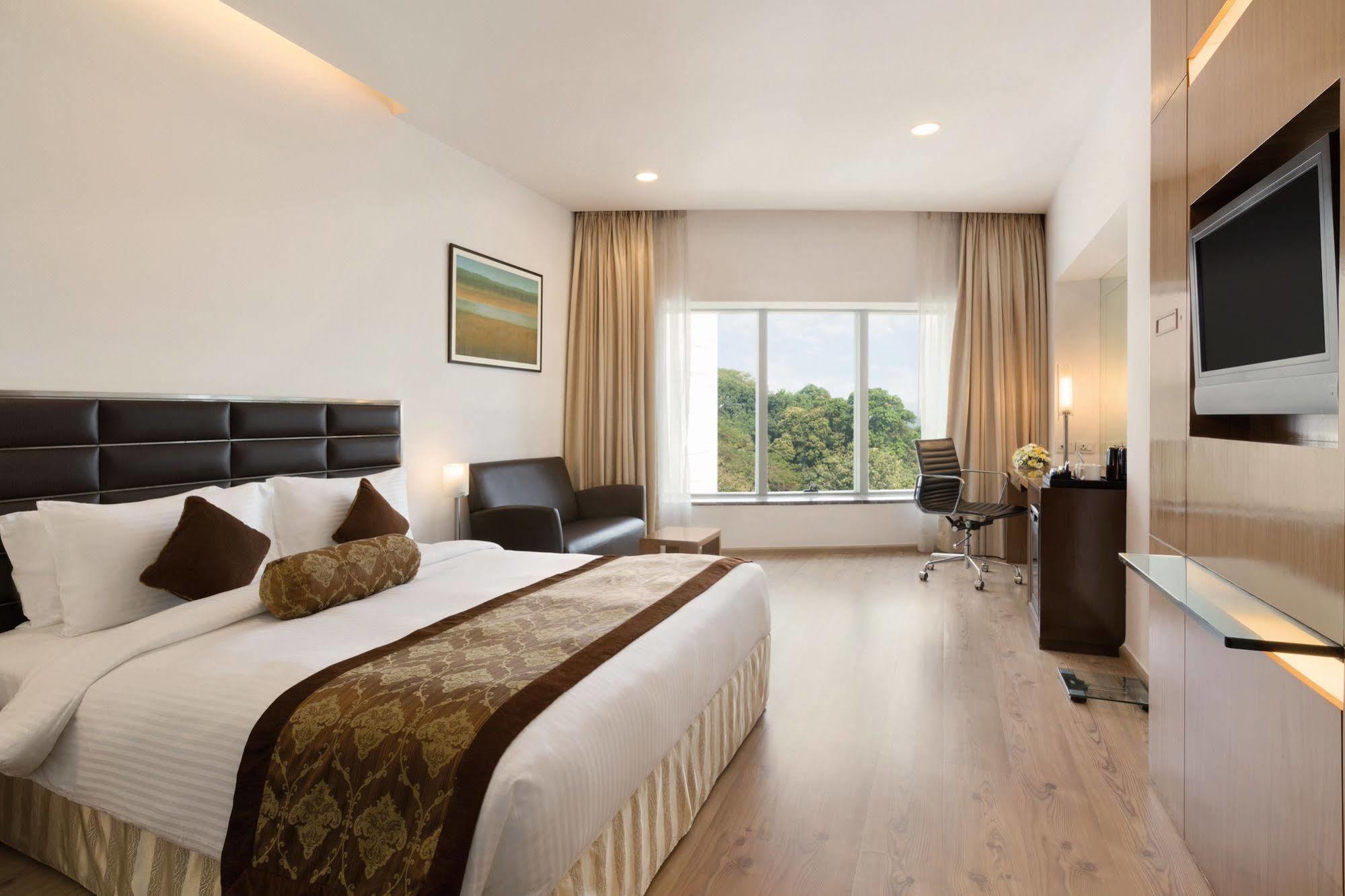 Ramada Powai Hotel & Convention Centre Mumbai Exterior photo
